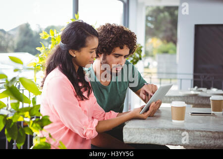 Couple using digital tablet Banque D'Images