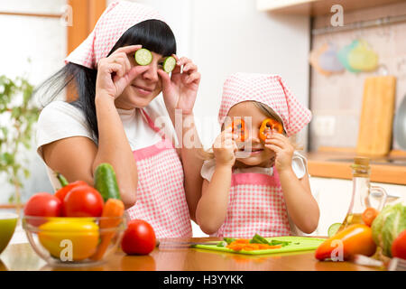 Mère avec enfant la préparation d'aliments sains et d'avoir du plaisir Banque D'Images