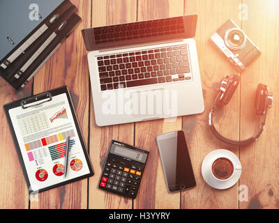 Travail de bureau. Fond d'un bureau en bois avec un ordinateur portable, téléphone mobile, appareil photo numérique, calculatrice, les cartes marines, du café, de liants Banque D'Images