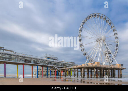 Plage et de la jetée de Scheveningen, Den Haag, La Haye, sur la côte de la mer du Nord, Hollande du Sud, les Pays-Bas, l'Europe. Banque D'Images