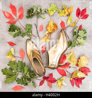 Mise à plat de la mode. Les feuilles d'automne et chaussures d'or. Arrière-plan de site féminin, les blogueurs, les médias sociaux Banque D'Images