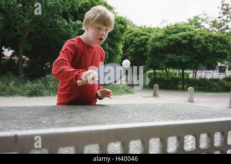 Mobilité boy à jouer au tennis de table dans la région de park Banque D'Images