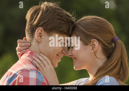 Close-up of romantic couple aimant debout face à face avec les yeux fermés Banque D'Images