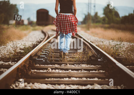 Woman walking along railroad, Banja Luka, Bosnie et Herzégovine Banque D'Images