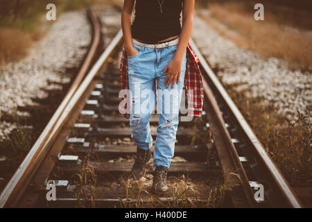 Woman walking along railroad, Banja Luka, Bosnie et Herzégovine Banque D'Images