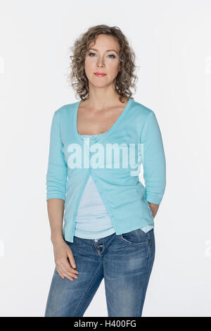 Portrait de belle femme avec des cheveux bouclés standing against white background Banque D'Images