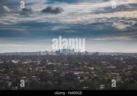 Vue sur les arbres de croître autour de ville contre ciel nuageux, Perth, Western Australia, Australia Banque D'Images