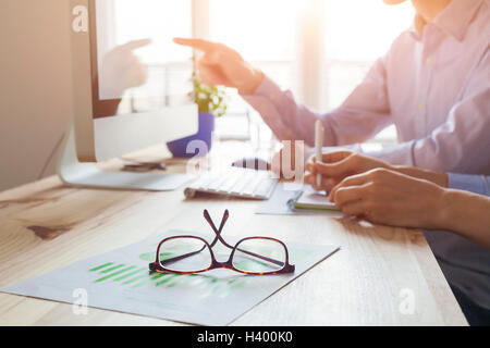 Coucher du soleil dans l'atmosphère de travail de bureau, réunion d'affaires avec deux personnes, close-up sur des verres Banque D'Images