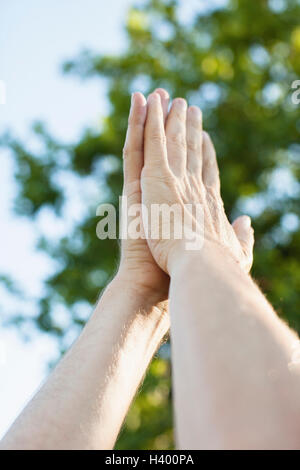 Image recadrée de les mains jointes en position de prière Banque D'Images