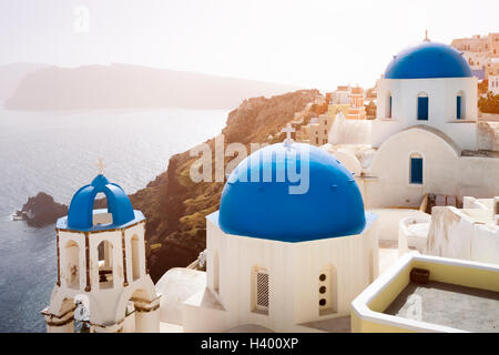 Églises bleu et blanc avec une vue magnifique sur la mer et village d'Oia à Santorin, Grèce Banque D'Images