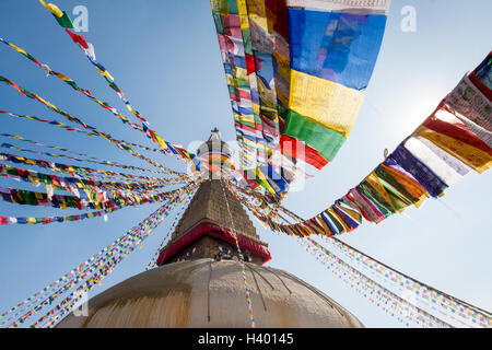 Drapeaux de prière stupa Boudhanath avec ciel bleu. Temple bouddhiste tibétain à Katmandou, Népal Banque D'Images