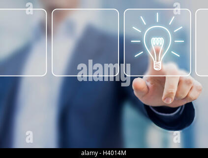 Idée d'entreprise concept avec symbole ampoule touché par l'homme d'affaires et d'arrière-plan de bureau Banque D'Images