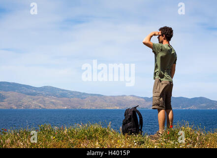 Sac à dos de randonneur avec bénéficiant d'une vue magnifique sur la mer depuis l'île grecque d'Hydra, copyspace Banque D'Images