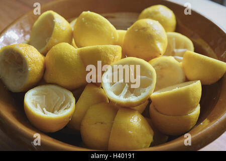 Close-up de jus d'une demi-citron sur la plaque Banque D'Images