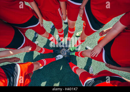 La section basse de joueurs de foot ball toucher par les jambes sur le terrain Banque D'Images