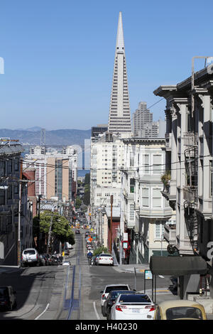 Vue sur la rue et la Transamerica Pyramid contre ciel bleu clair, San Francisco, California, USA Banque D'Images