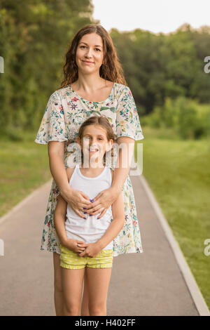 Portrait de femme belle et la fille debout sur sentier au parc Banque D'Images