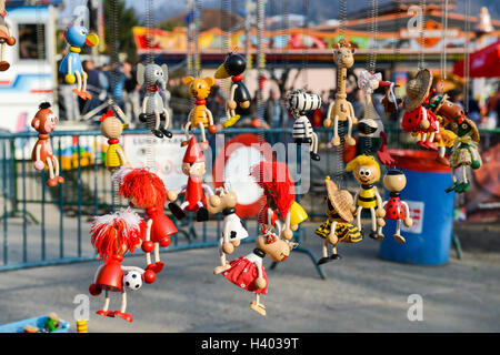 Agno, Suisse - 12 mars 2016 : puppets hanging au marché d'une fête rurale à Agno sur Suisse Banque D'Images