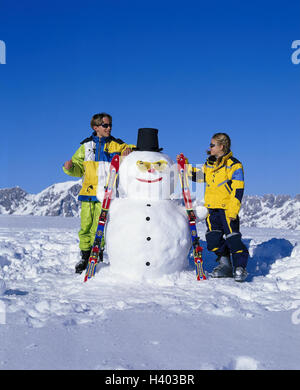 Paysage de montagne, les enfants, bonhomme de neige, skis, saison, hiver, paysage d'hiver, sports d'hiver, ski, sport, garçon, fille, frères et sœurs, deux, jouer, vêtements de ski, vêtements d'hiver, neige, ski, skieur, hiver Vacances, vacances de ski, vacances d'hiver Banque D'Images