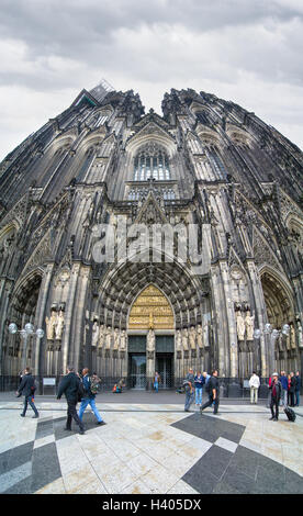 COLOGNE, ALLEMAGNE - Sep 17, 2015 : l'entrée principale de la cathédrale de Cologne. Panorama vertical. UNESCO World Heritage Site. Banque D'Images