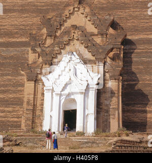 Myanmar Mingun, la pagode de Mingun, plage d'entrée,, en 1790, de touristes, de l'Asie, l'Indochine, Birmanie, Mandalay, à proximité de Mantara gyi, structure, bâtiment, incomplète, en partie effondré, d'entrée, portail, blanc, l'architecture, la foi, la religion, la culture, le lieu de destination, d'intérêt, tourisme Banque D'Images