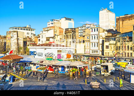 Le marché aux poissons à côté du pont de Galata est l'attraction touristique populaire dans la ville Banque D'Images