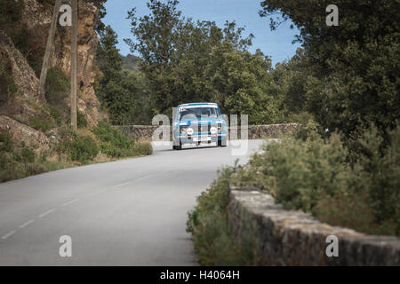 PALASCA, CORSE - 7 octobre 2016. J Coutaz rivalise dans une Fiat 128A au Tour de Corse Historique 2016 Banque D'Images