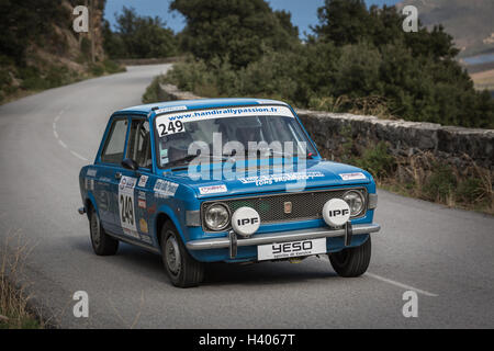 PALASCA, CORSE - 7 octobre 2016. J Coutaz rivalise dans une Fiat 128A au Tour de Corse Historique 2016 Banque D'Images