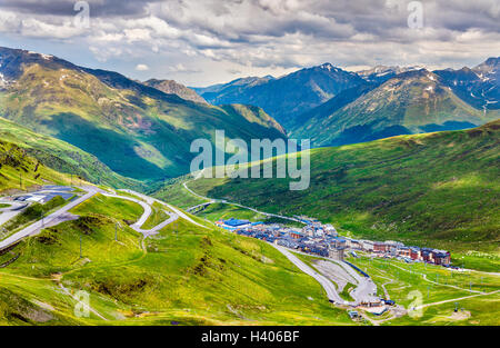 Vue d'El Pas de la Casa d'une montagne - Andorre Banque D'Images