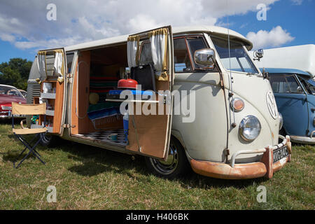 Un écran partagé VW camper van avec open 'portes de grange' à la dérive Viva Vegas Classic VW Show, Kraainem Park, Lincolnshire, Royaume-Uni. Banque D'Images