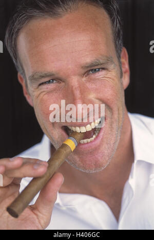 L'homme, de la fumée de cigare, rire, portrait man's portrait, 38 ans, les fumeurs, la nicotine, le fumeur de cigare, le luxe, les produits du tabac, de la consommation, de profiter, de satisfaction, cool, insouciante, avec désinvolture, avec arrogance, arrogance et avec confiance, hautain, unhealthily, risque pour la santé, signification Banque D'Images