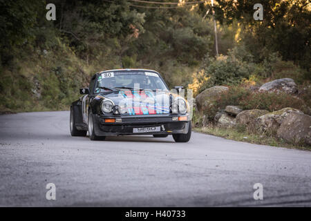 PALASCA, CORSE - 7 octobre 2016. concurrence dans leurs au 2016 Tour de Corse historique près de Palasca en Corse Banque D'Images