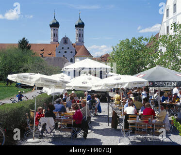 L'Allemagne, la Haute-Bavière, à Benediktbeuern, cloître, cour, jardin, l'été, le modèle ne libération, Europe, Bavaria, contreforts des Alpes, l'abbaye bénédictine, l'église, cathédrale, en 1681-86, bâtiment Cloister, restaurant, terrasse de restaurant, gastronomie, la destination, le visiteur, loisirs, vacances, tourisme, site d'intérêt Banque D'Images