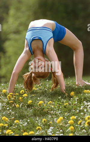 Jardin, pré des fleurs, fille, rousse, la pratique de la gymnastique, 'Bridge', l'été, temps de loisirs, hobby, sport, jeu de sports, formation, support, formation, enfant, gymnaste, 10 ans, tresses, tenues de sport, vêtements de gymnastique, gymnastique, gymnastique pratique, kit Banque D'Images