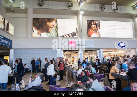 Au Salon d'embarquement à l'aéroport John Lennon de Liverpool, Liverpool, Angleterre. Banque D'Images