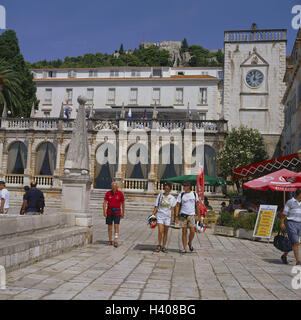 La Croatie, l'île de Hvar, la ville, l'hôtel Palace, ville loggia (en 1440 / en 1450), tour de l'horloge, street cafe Stadtansicht Banque D'Images