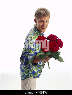 L'homme, roses, sourire, jeune, tombe amoureux, heureux, fleurs, bouquet, bouquet de roses, rouges, la main, donner, amour, chance, Chevalier de la Rose, gentleman, Casanova, attention, proposition de mariage, studio, Banque D'Images