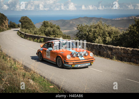 PALASCA, CORSE - 7 octobre 2016. Un Reynouard & UN Mouriquand dans leur Porsche 911 2016 au Tour de Corse Historique Banque D'Images