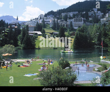 La Suisse, dans le canton de Graubünden, Arosa, vue locale, unterlake, baigneurs, Europe, région Schanfigg, place, centre de sports d'hiver, place, église, maisons, hôtels, lac, lac de bain, la saison, l'été, piscine, piscine, tourisme, touriste, vacancier, holida Banque D'Images