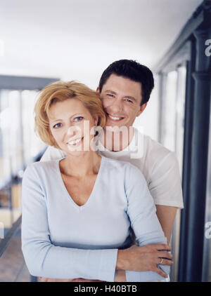 Couple, embrasser, voir l'appareil photo, heureusement, la moitié portrait, 30-40 ans, 40-50 ans, de partenariat, de respect, de différence d'âge, l'amour, l'affection, la tendresse, l'harmonie, l'unité, la solidarité, la joie, l'équilibre, de satisfaction, heureusement, touch, suture, trust, tuning posit Banque D'Images