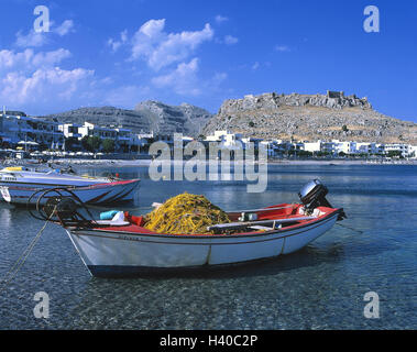 La Grèce, Rhodes, Charaki, vue locale, des bateaux de pêche, Dodécanèse, island, coast, east coast, Haraki, village de pêcheurs, village, place, place, plage, bottes Banque D'Images