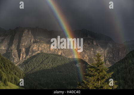 Après l'orage, arc-en-ciel sur les collines et les montagnes de Selva di Val Gardena dans une journée d'été, Trentino-Alto Adige Banque D'Images