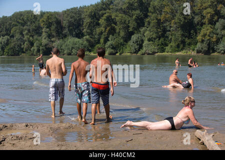 Les hongrois appréciant les températures d'été à Koros Torok plage de sable le long de la rivière Tisza, Csongrád, Hongrie Banque D'Images