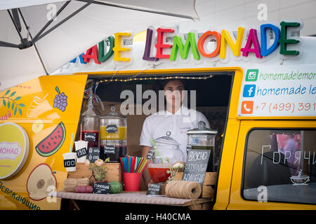 Jeune femme vend des limonades voie alimentaire Banque D'Images