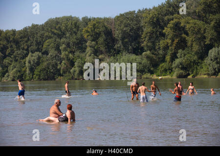 Les hongrois appréciant les températures d'été à Koros Torok plage de sable le long de la rivière Tisza, Csongrád, Hongrie Banque D'Images