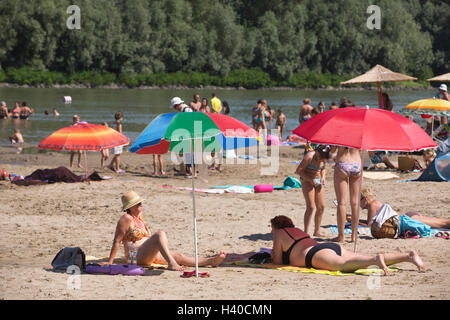 Les hongrois appréciant les températures d'été à Koros Torok plage de sable le long de la rivière Tisza, Csongrád, Hongrie Banque D'Images