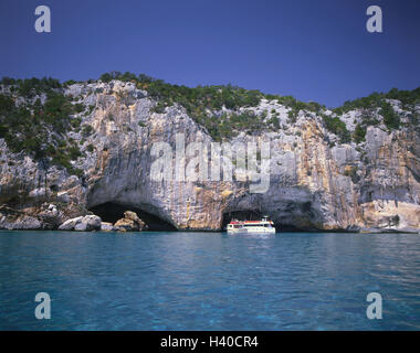 Italie, Sardaigne, province de Nuoro, Golfo Tu Orosei, Grotta del Bue Marino, rochers, mer, allée, bottes, l'île de la mer Méditerranée, Sardaigne, côte est, côte, côte de la bile, une grotte, une grotte calcaire, Pit, d'entrée, bateaux, point d'intérêt, destinatio Banque D'Images