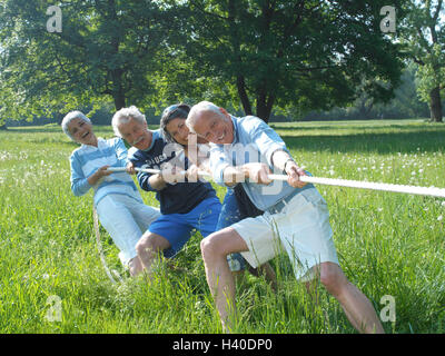 Prairie, des personnes âgées, de la corde, groupe dessin photo librement pour le titre du magazine Mk/Rb, groupe Senior citizen's group, quatre, les amis, l'amitié, de cohésion, de concert, de la corde, corde, ne faites pas glisser, remorqueur de la guerre, de l'équipe, fun, gaieté, rire, gaieté, motion, fitn Banque D'Images