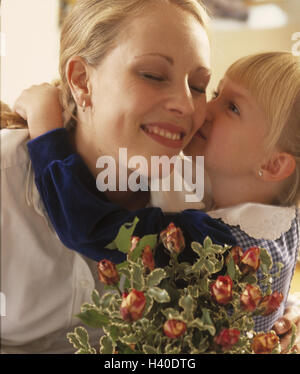 Le jour de mère, filiale, fleurs, donner, Kiss, portrait, intérieur, à la maison, les filles, bouquet, bouquet de roses, roses, d'optimisation, de joie, s'il vous plaît, l'harmonie, embrasser, embrasser, tendresse, affectueusement, Kiss, single, simples Banque D'Images