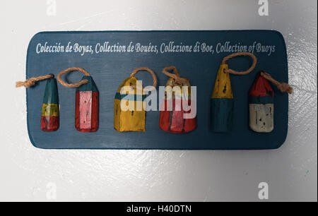 La décoration intérieure : panneau de bois avec une collection de bouées et flotteurs pour la pêche sur un mur blanc Banque D'Images